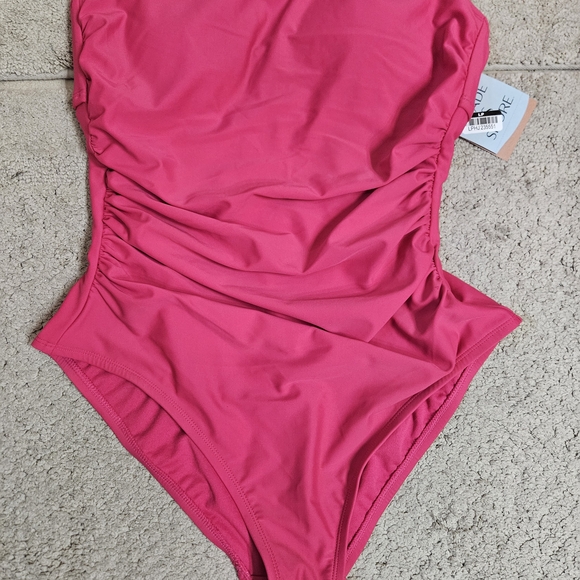 Shade & Shore One-Shoulder Ruched Rose Detail One-Piece Swimsuit Size: Large NWT - Picture 5 of 11